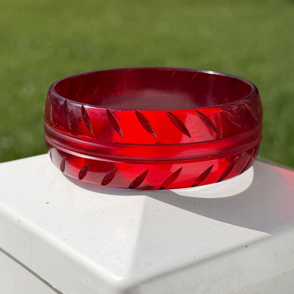 Vintage Bakelite Bangle Cherry Juice Red Prystal Carved 1 Inch Wide Tested Sz 8